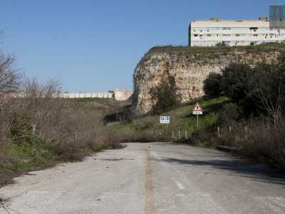 Man mano che ci avviciniamo al fondo della cava la via si fa sempre pi� larga...